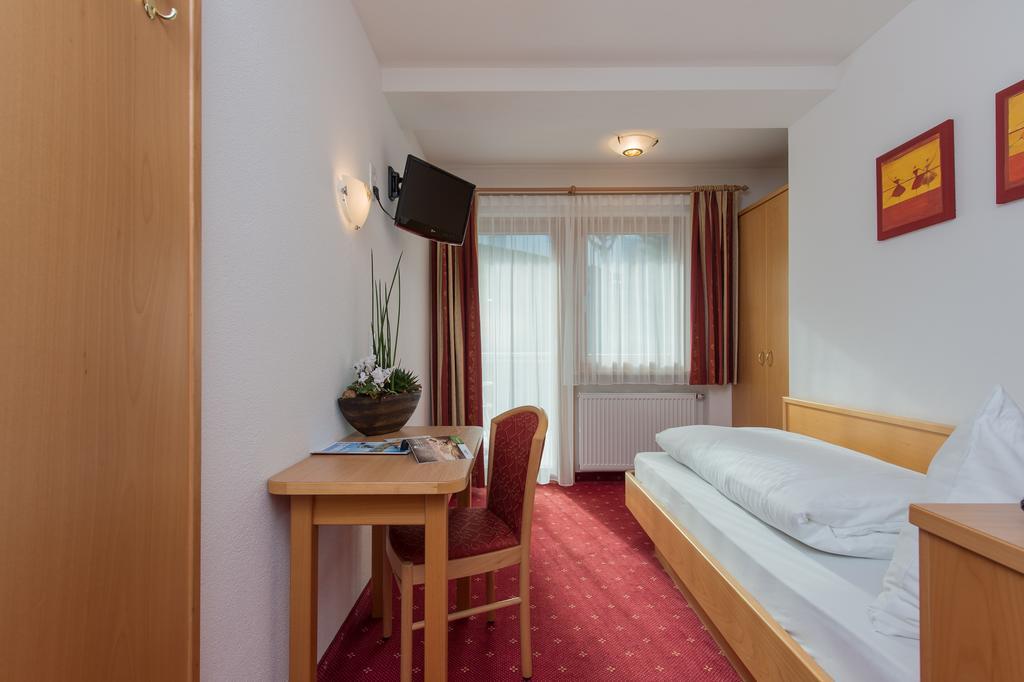Hotel Garni Hochgruber Brunico Room photo