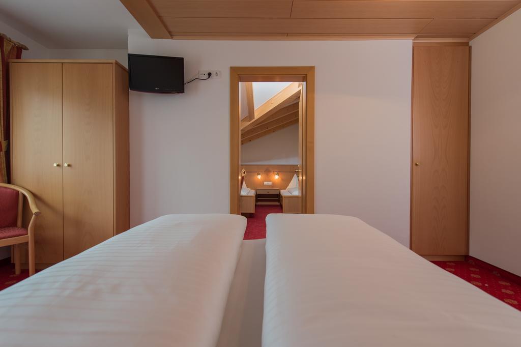 Hotel Garni Hochgruber Brunico Room photo