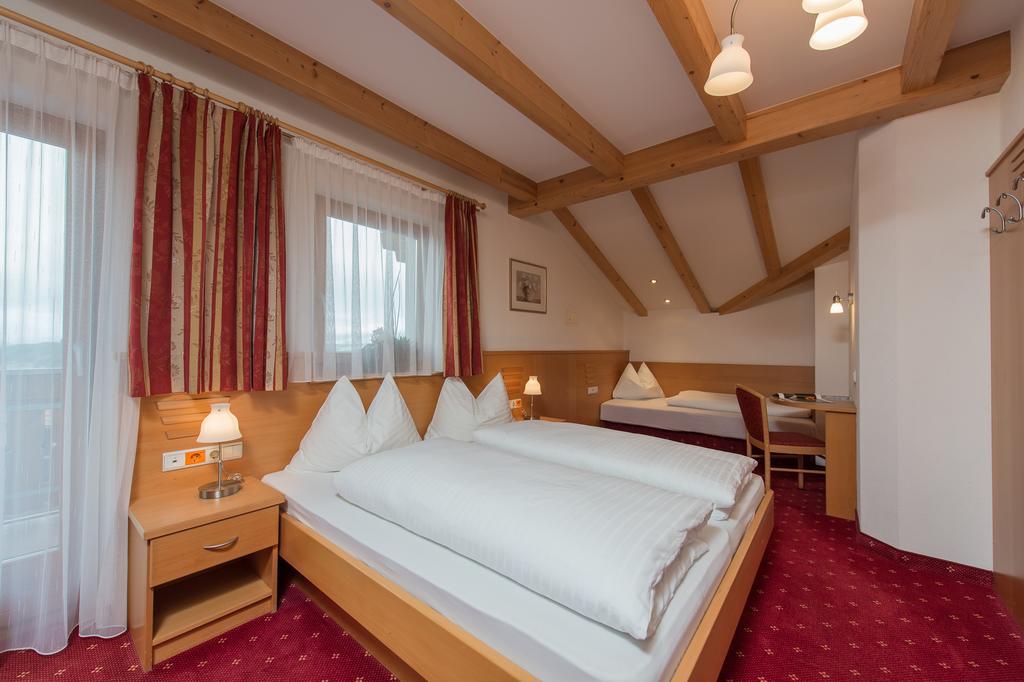 Hotel Garni Hochgruber Brunico Room photo