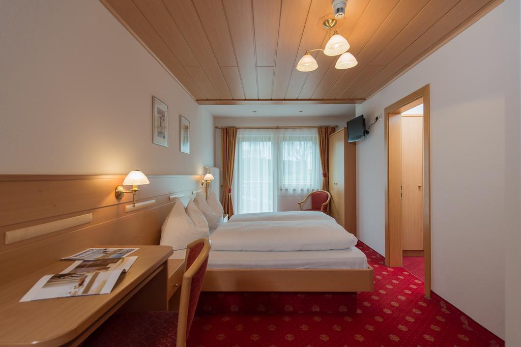 Hotel Garni Hochgruber Brunico Room photo